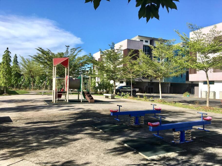 Springfield 3-Storey Cheerful Townhouse #Yoyo Homestay Sandakan Luaran gambar